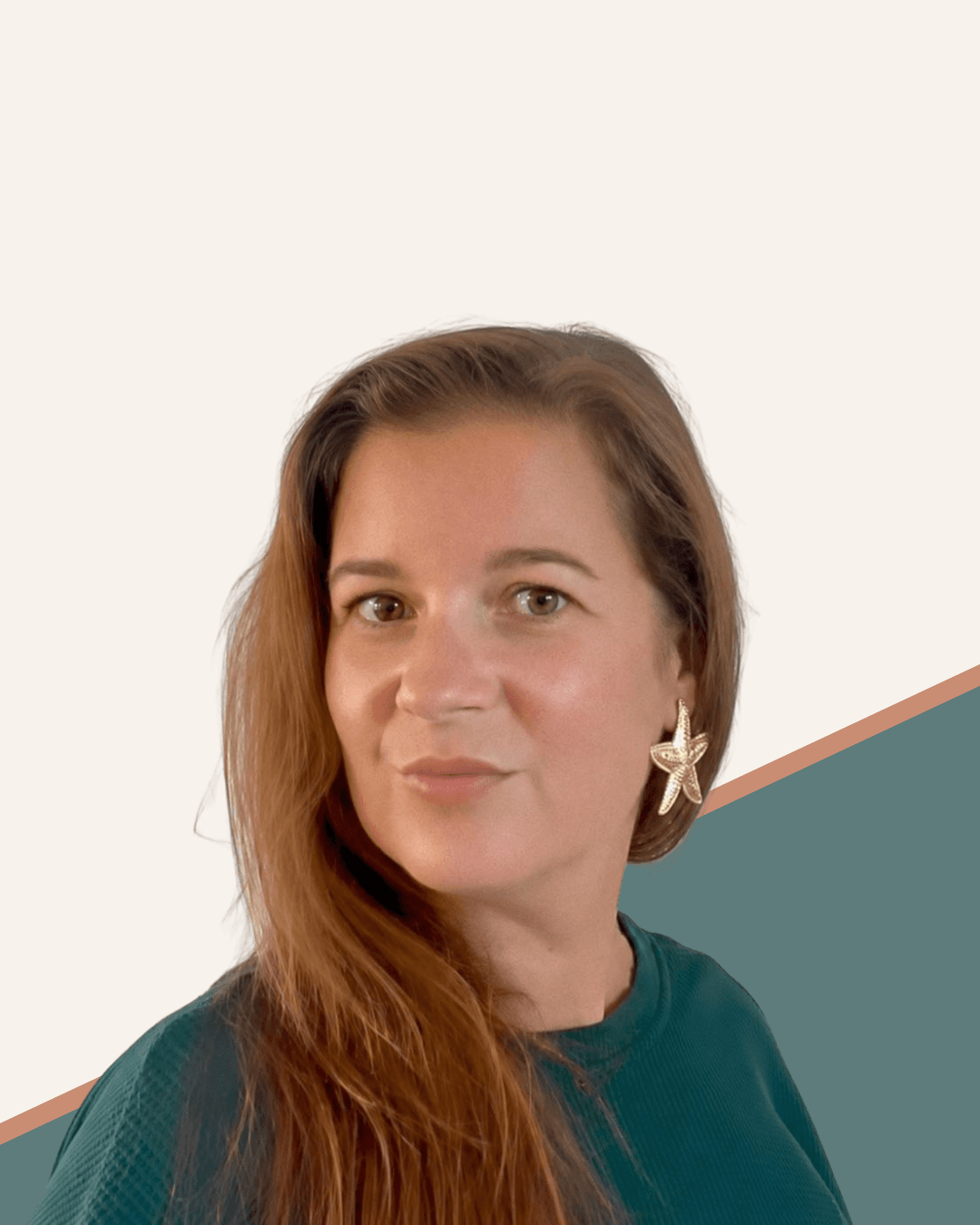 Femme aux cheveux roux portant une boucle d'oreille dorée en forme d'étoile de mer.
